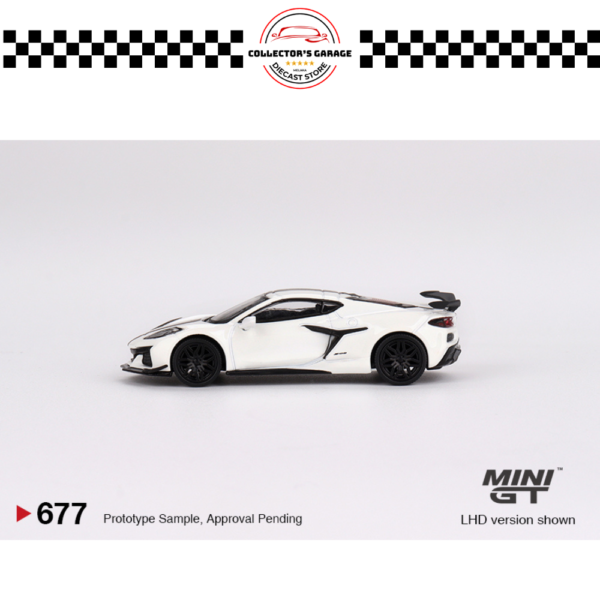 MGT00677 (8) MINI GT 1/64 #677 CHEVROLET CORVETTE Z06 2023 ARCTIC WHITE